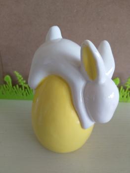 Porzellan Hase auf Ei gelb