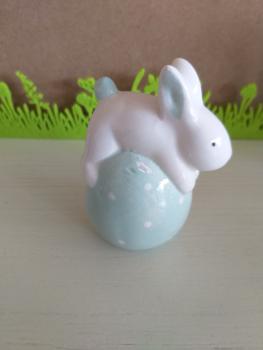 Porzellan Hase auf Ei blau klein