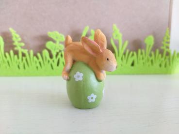 kleiner Resin Hase auf Ei grün