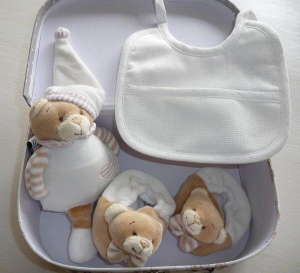 Geburt- Geschenkset mit Teddy, Lätzchen und Schuhe im Koffer