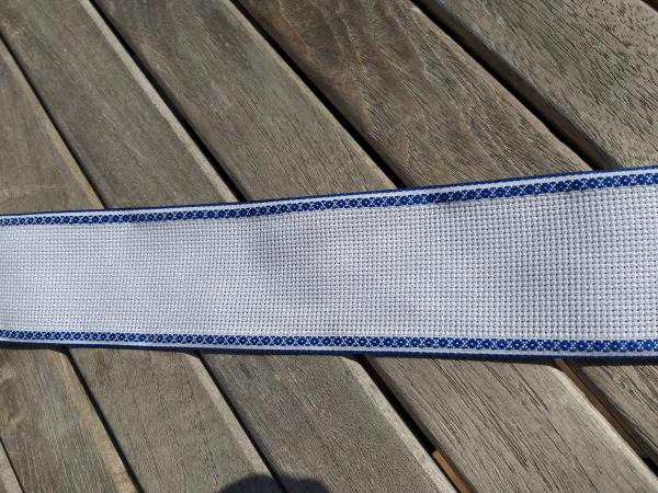 Zweigart Aidaband - weiß mit blauen Rand - 5,5 cm