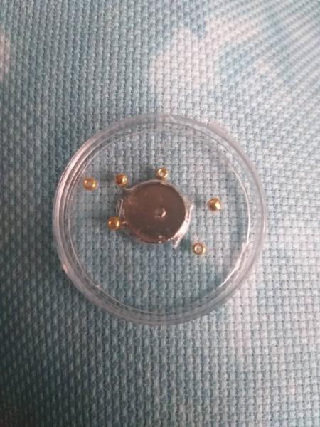 Döschen mit Stickypad für Perlenstickerei 30mm mit 2 Magneten