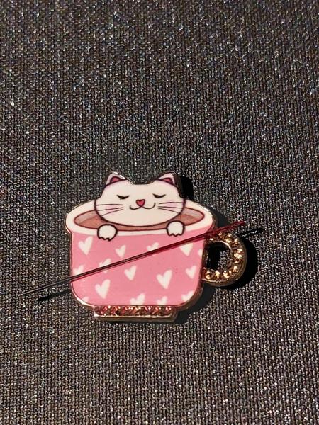 Needleminder Katze in Tasse rosa mit Herzen