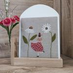 Dästimo - Stickvorlage Blumenmädchen mit Holzständer + Reagenzglas